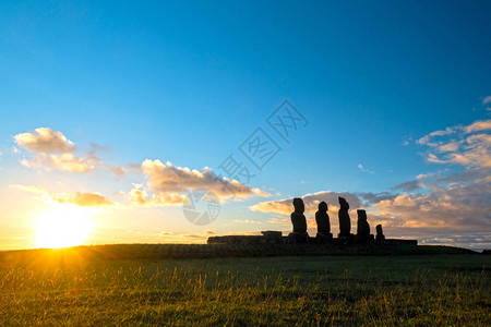 AhuTahaiMoais在日落时长间于AhuMoais背景图片
