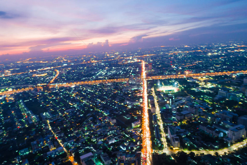泰国曼谷市大楼空中观察日落与城市交通公图片