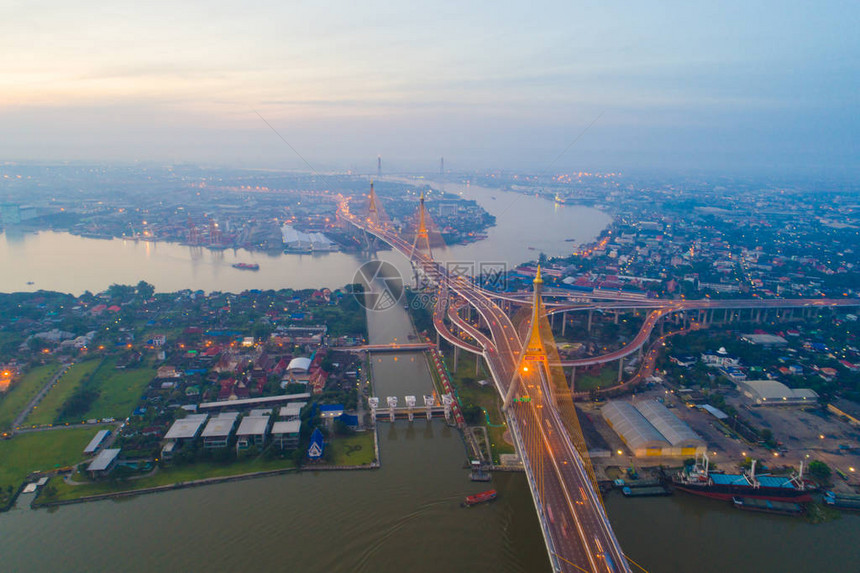 清晨日出时曼谷市大楼与布密博尔桥交通公图片