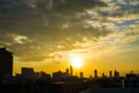 日出天空环绕着城市建筑图片