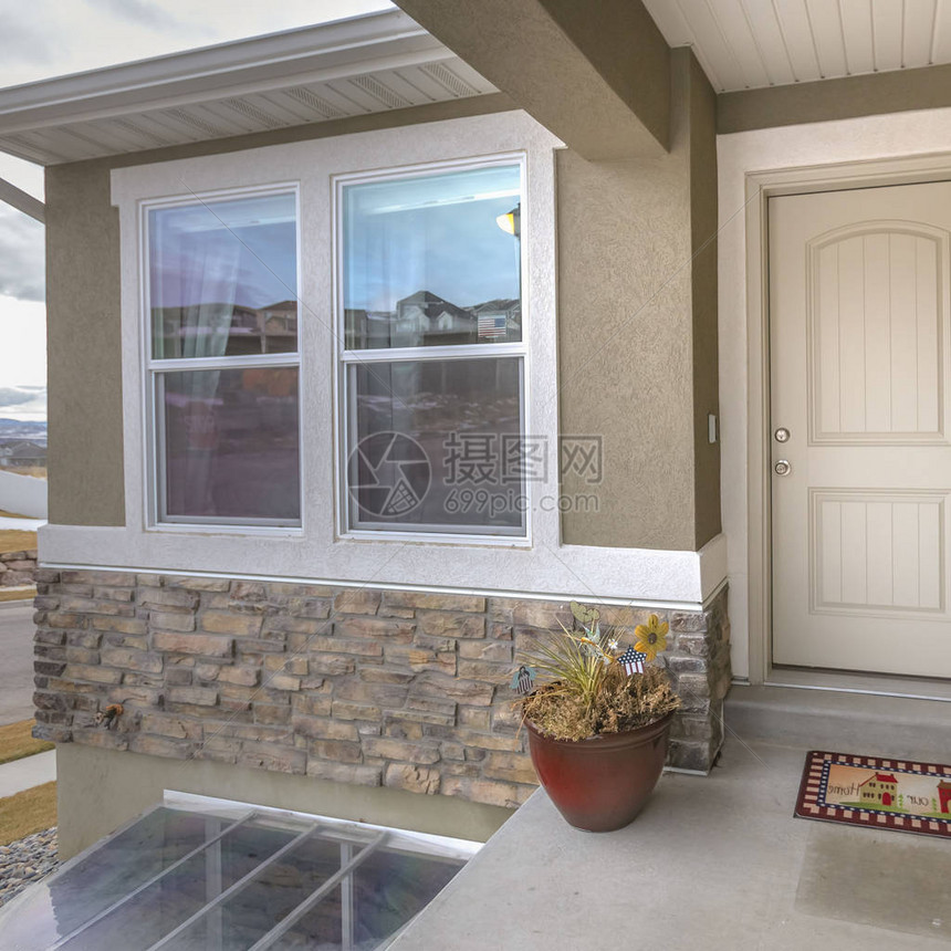 清晰的方形白色前门和家的反光窗图片