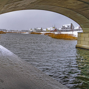 黎明时分拱桥下的小径和湖泊冬季犹他州黎明湖沿岸的雪道小径穿过拱形桥下图片