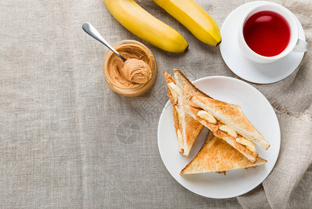 三明治配有花生酱和香蕉黄油全香蕉图片