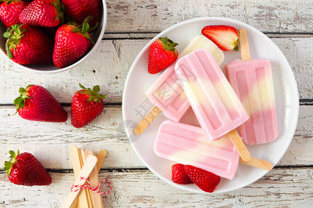 厚健康的草莓酸奶冰在白木背景的顶端景色桌图片