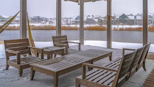 俯瞰Oquirh湖的俱乐部会所的清晰全景雪露台坐在犹他州Daybreak俱乐部会所白雪皑的露台上露台享有被毯子环绕的奥奎尔图片