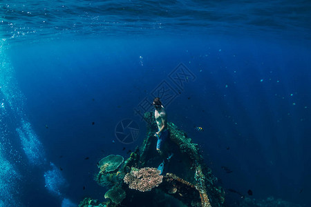 Freedivermanfreediver人类在巴厘岛沉船时潜水图片