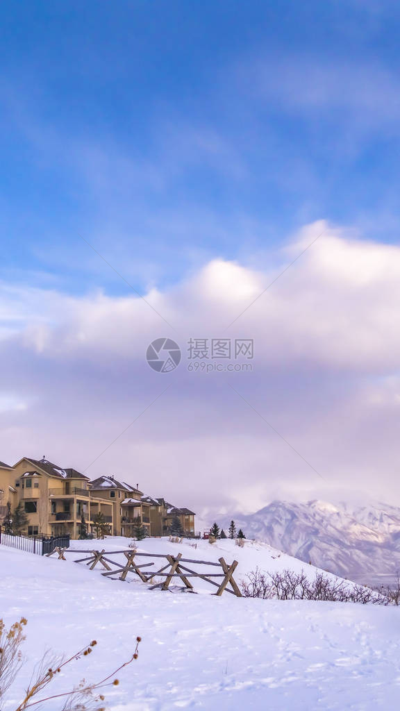 垂直住宅俯瞰风景秀丽的白雪皑的山脉和生动的蓝天与云彩图片