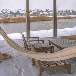 广场俱乐部在冬天俯瞰Oquirrh湖黎明时分俱乐部会所的露台图片