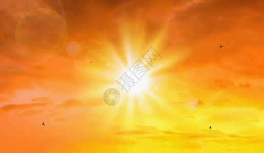 极端太阳和天空背景的热浪图片
