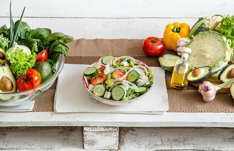 用桌上的有机产品制备健康食品健康食品和家庭烹饪的图片