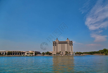 位于会议中心旁边的河街对面萨凡纳河的旅馆背景图片