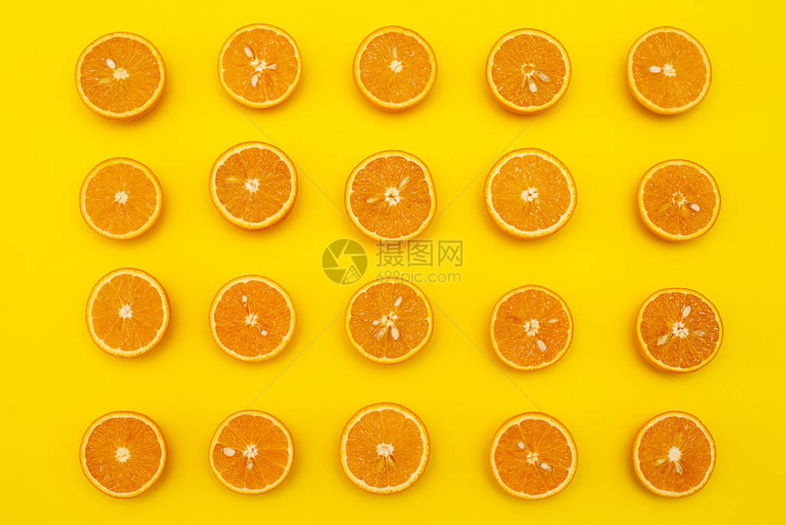 橙色多汁橙子在黄色背景图片