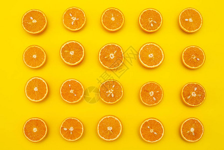 橙色多汁橙子在黄色背景图片