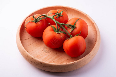 木板上的番茄蔬菜在图片