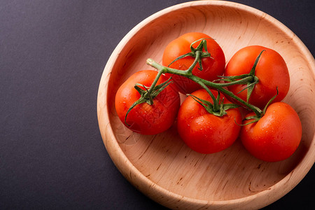 木板上的番茄蔬菜图片