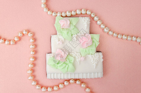 姜饼以三层结婚蛋糕的形式和珍珠在珍图片