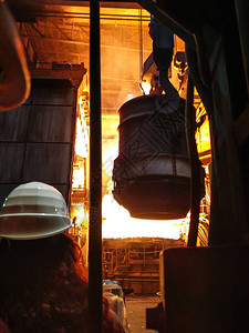 在大型铸造厂冶炼金属冶金厂的钢铁生产钢铁工图片