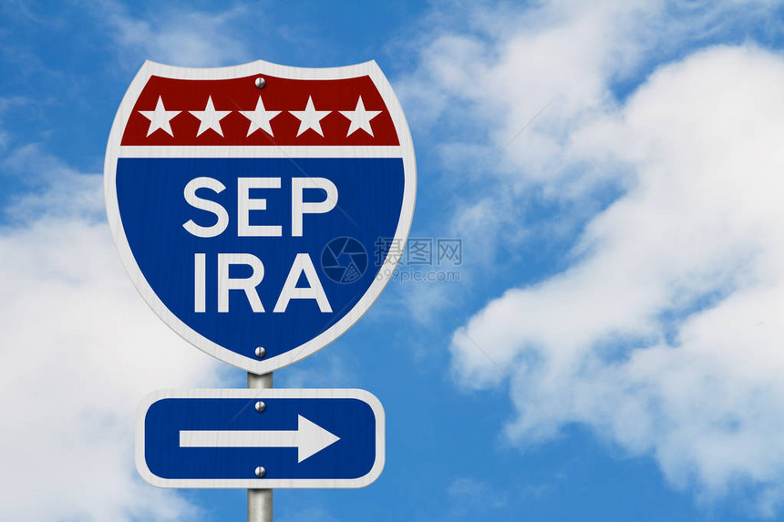 退休后在有天背景的美国高速公路牌上与SEPIRA计划图片
