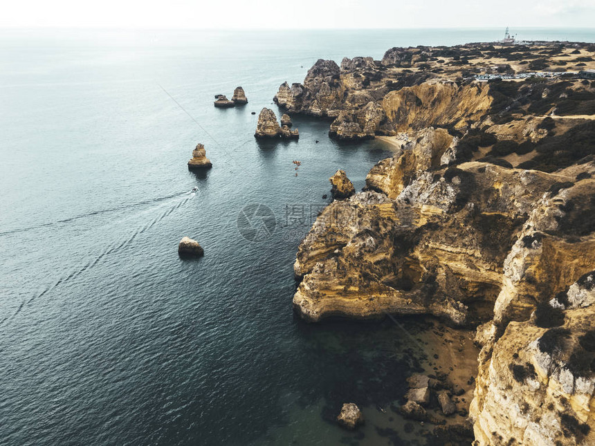 葡萄牙阿尔加夫拉各斯湾海岸带岩石和断图片