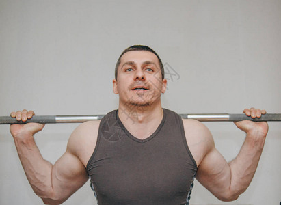 一个训练有素的运动员在训练中心训练他的腿部肌肉健身房里图片