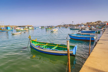 马耳他Marsaxlokk湾传统麦芽渔民船Luzzu图片