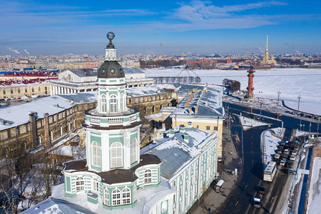 从无人驾驶飞机KunstkammerRostral纵列Peter和PaulFortress以及圣彼得堡Neva河对面背景图片