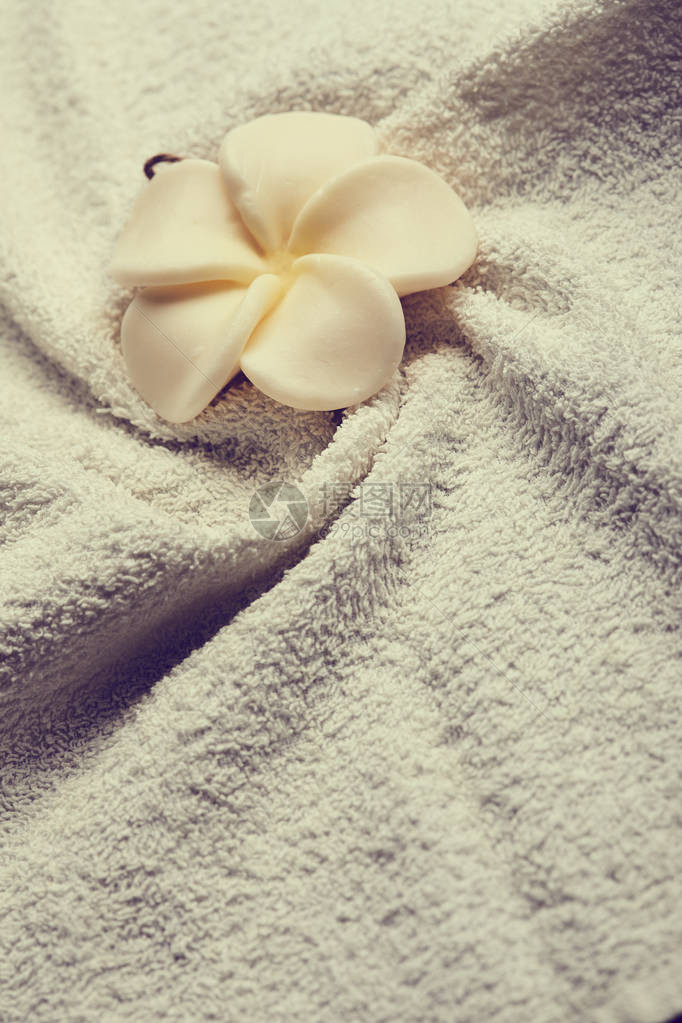 白色纯毛巾上的肥皂花图片