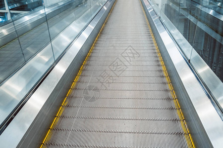 国际机场和现代大楼的自动步行道客运乘客平板扶梯图片