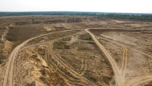 红色卡车在一条乡村公路的干地上行驶的空中图片