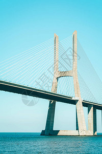 位于葡萄牙里斯本的25德阿布里尔大桥4月图片