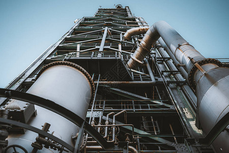 从现代炼油厂或现代工业区燃料工厂设施底部的广角视图图片