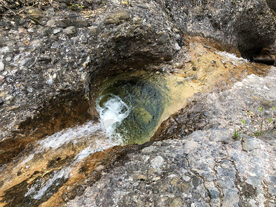 位于瑞士卢塞恩州维茨诺阿山峰和里吉山坡面的阿尔特多夫巴赫溪图片