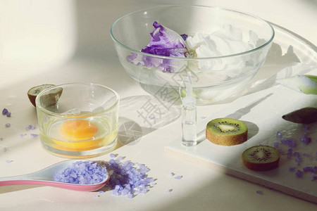 海盐kiwi水果鸡蛋在明亮的桌子上浮起顶部视野面罩洗涤剂治疗和健康生图片