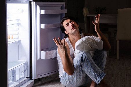 男人在冰箱附近的背景图片