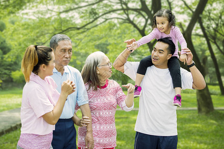 亚洲大家庭在公园里一起散步时图片