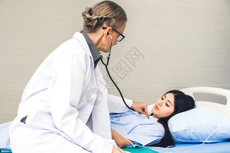 医生在医院的医生席上与女病人讨论和协商保健和医疗图片