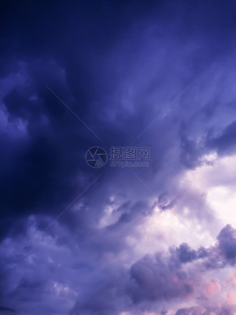 黑暗的天空和乌云雨前的剧烈风暴云特图片