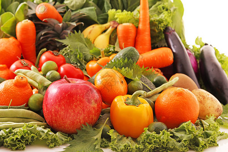 新鲜和健康的蔬菜和水果品种包图片