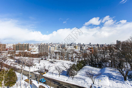 从山上看冬天的城市景观图片