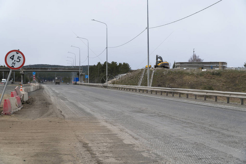 正在公路上修建新道路桥梁挖土图片