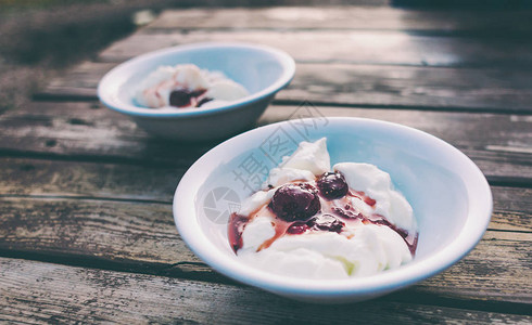 草莓酱冰淇淋两碗酸奶在一张木桌上奶油冰淇图片