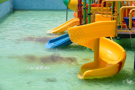 带泳池的水上乐园黄色滑块童年图片