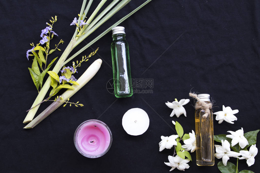 天然草药油提取植物柠檬草和花朵茉莉花气味香气排列平躺图片