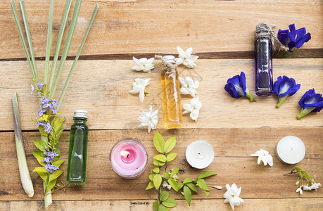 天然草药油提取植物柠檬草鲜花茉莉和蓝花蝴蝶梨闻到香味图片