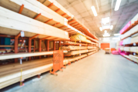 美国大型五金店木材场货架上的新木条模糊堆叠新鲜磨削木料架红橡木杨木雪松白木板预切面板背景图片