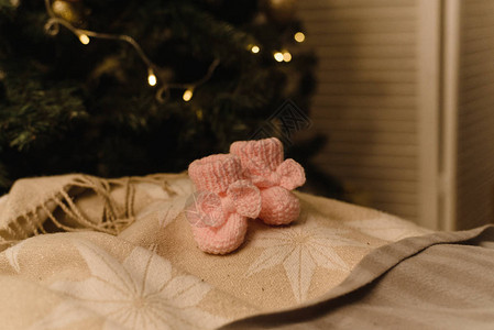 新年背景上的婴儿靴在圣诞树的背景上的圣诞图片