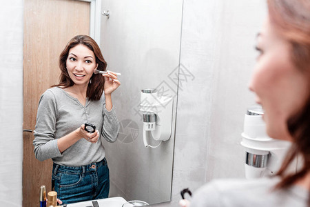 在酒店浴室的年轻亚洲女图片