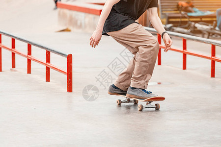 极限滑板技巧和特技的特写视图图片