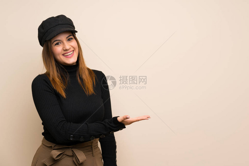 戴着帽子的时装女人展示一个想法图片