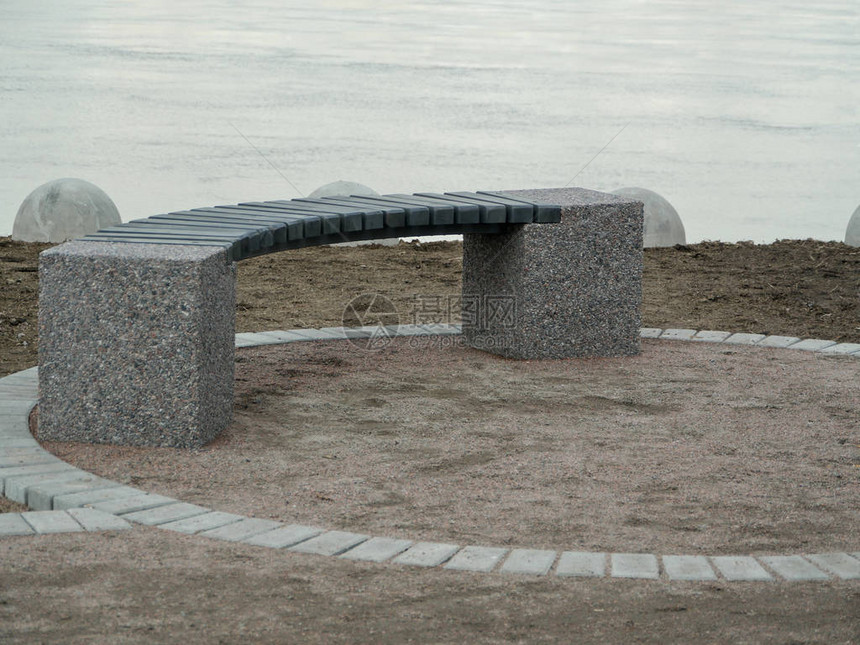 河岸空荡的半圆形现代长凳图片